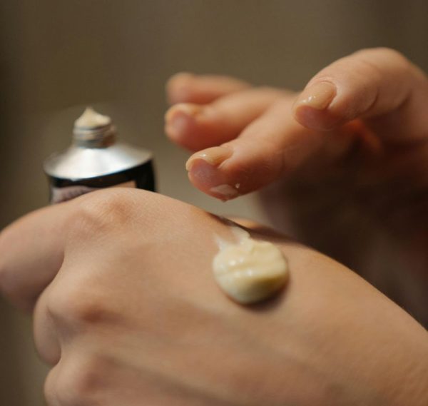 ¡Los Mejores Cremas Que Siempre Debes Llevar en Tu Bolsa de Maquillaje!